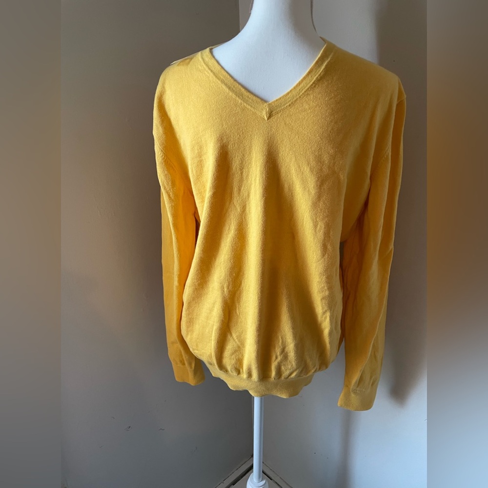 NWT Men’s JCP Yellow V-Neck Pullover Sweater A women can wear this sweater
